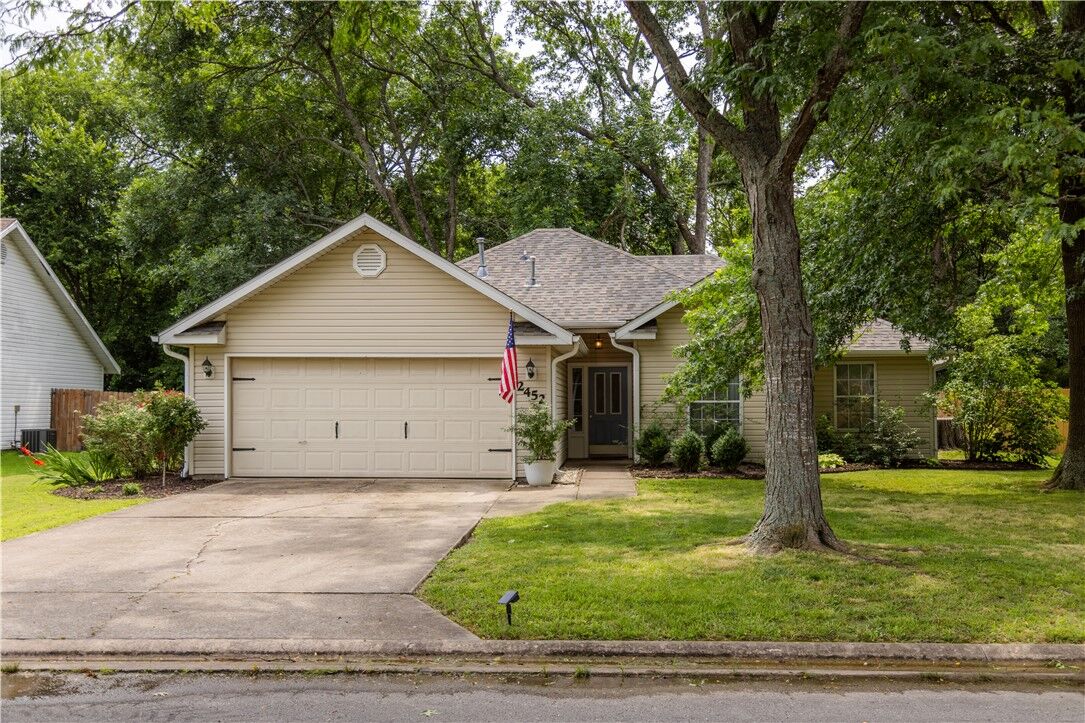 Property Photo:  2452 Pin Oak Street  AR 72701 