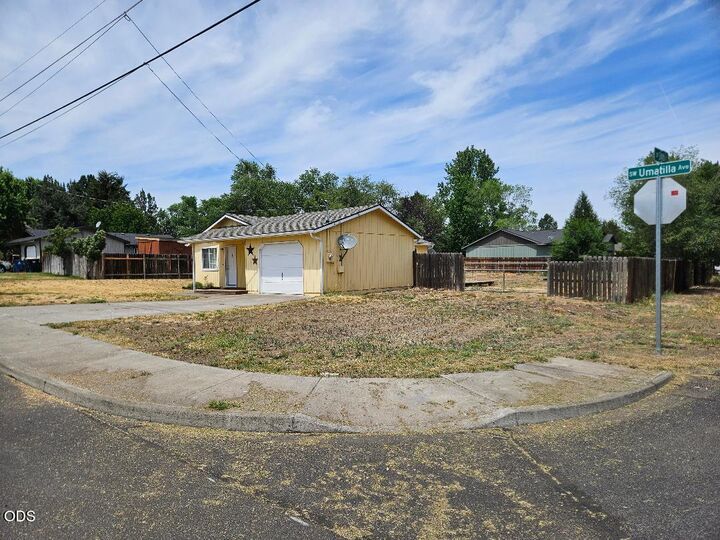 Property Photo:  2411 SW Umatilla Avenue  OR 97756 