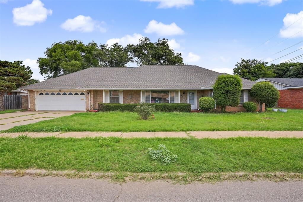 Property Photo:  509 W Lark Street  OK 73521 