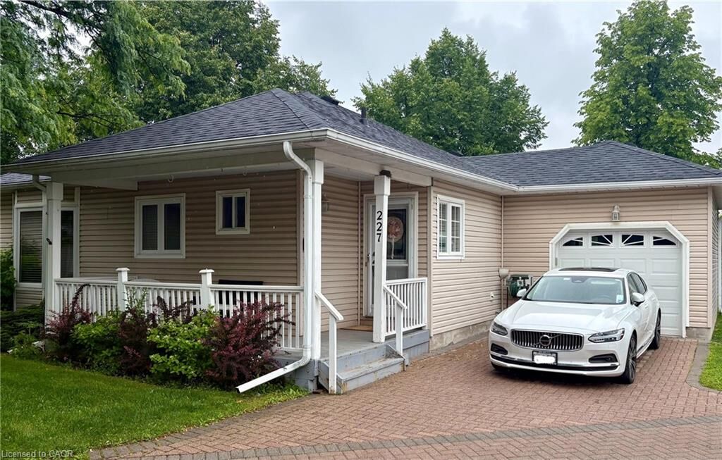 Property Photo: 227 Silverbirch Boulevard ON L0R 1W0