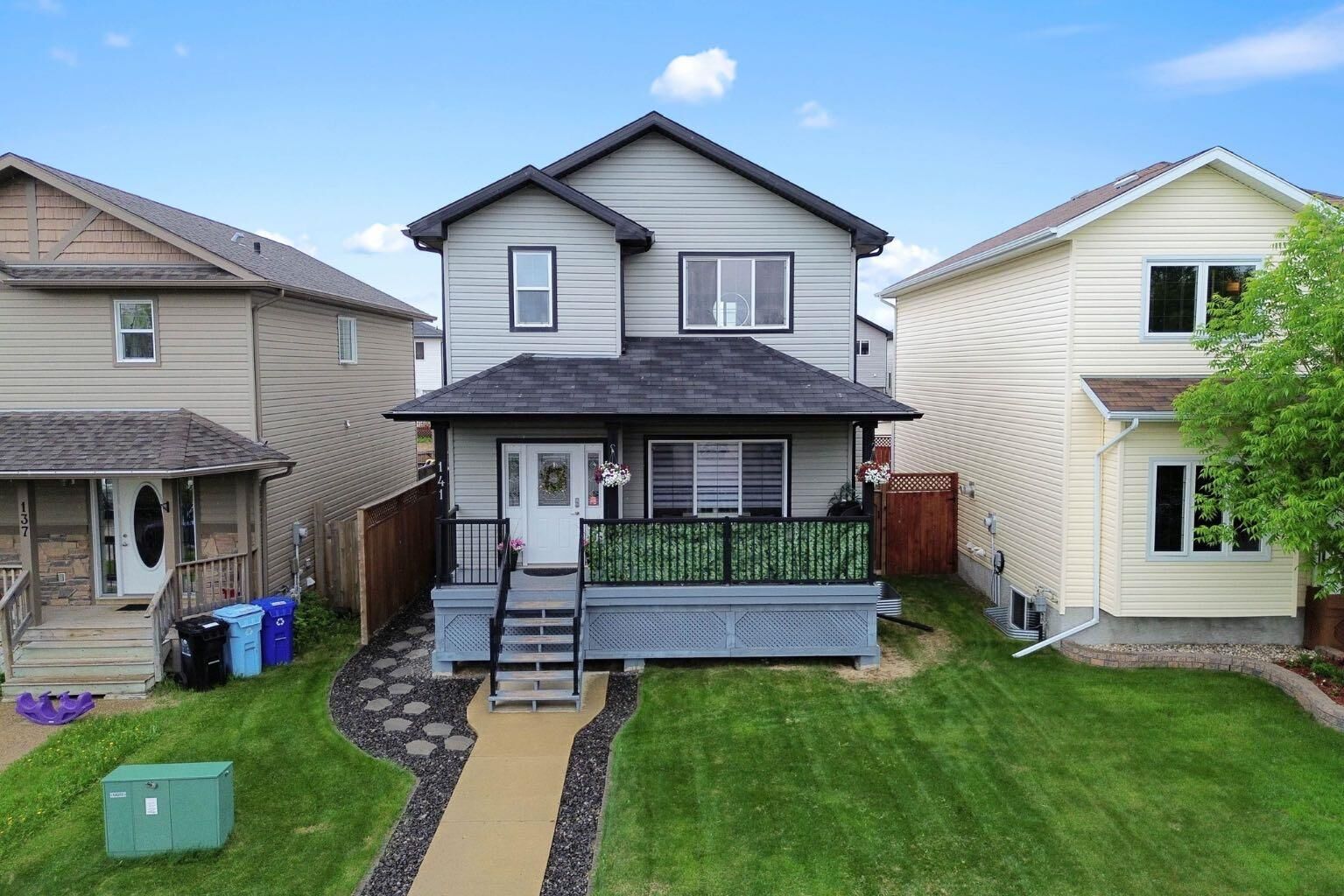 Property Photo:  141 Honeysuckle Way  AB T9K 0M8 