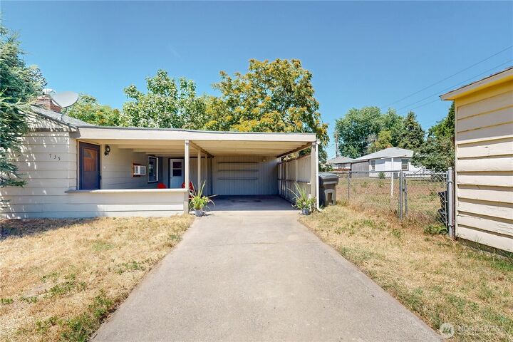 Property Photo:  735 NE Spitzenburg Street  WA 99324 