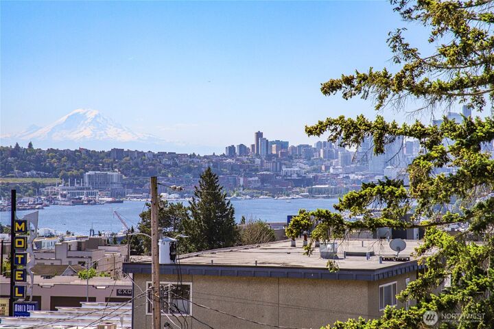 Property Photo: 4222 Linden Avenue N WA 98103