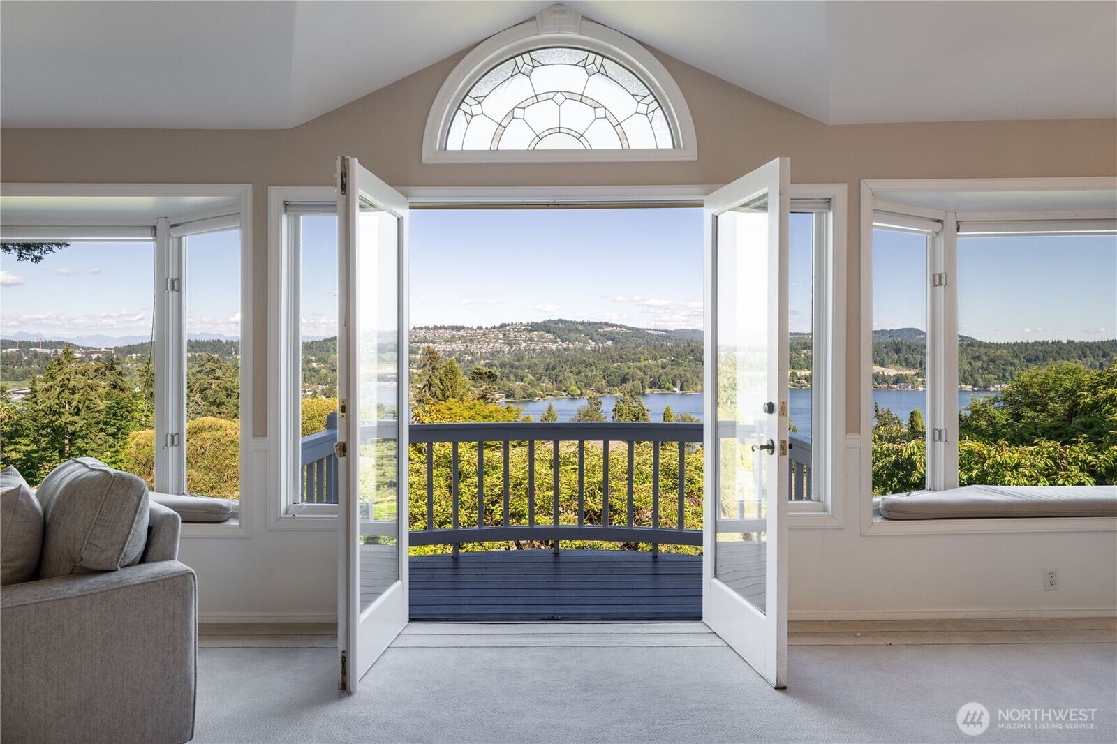 Property Photo:  4232  Shoreclub Drive  WA 98040 