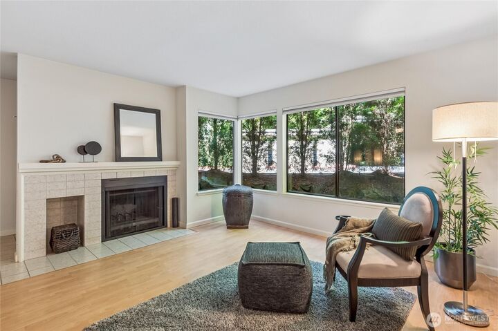 Property Photo:  1354  Bellevue Way NE 3  WA 98004 