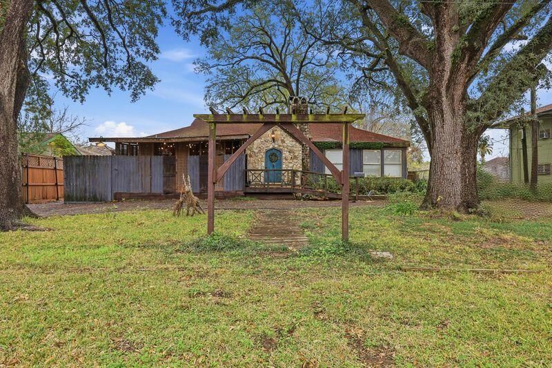 Property Photo: 180 N 7th St TX 77706