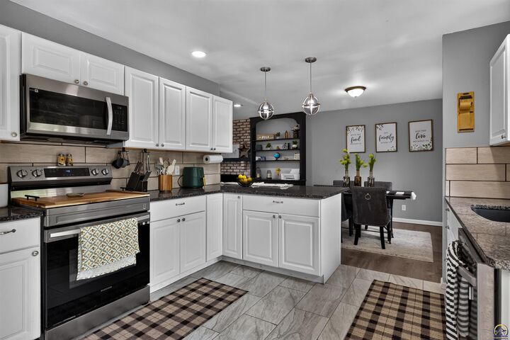 Property Photo:  4325 SE 25th Ter  KS 66605 