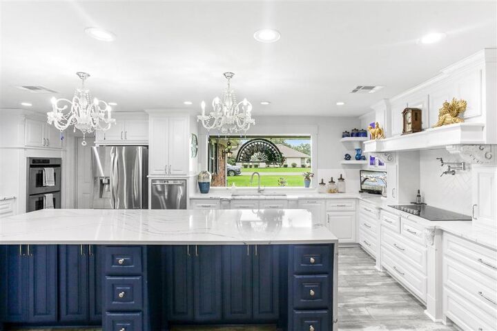 Property Photo: 515 S Lake Court Drive S LA 70605