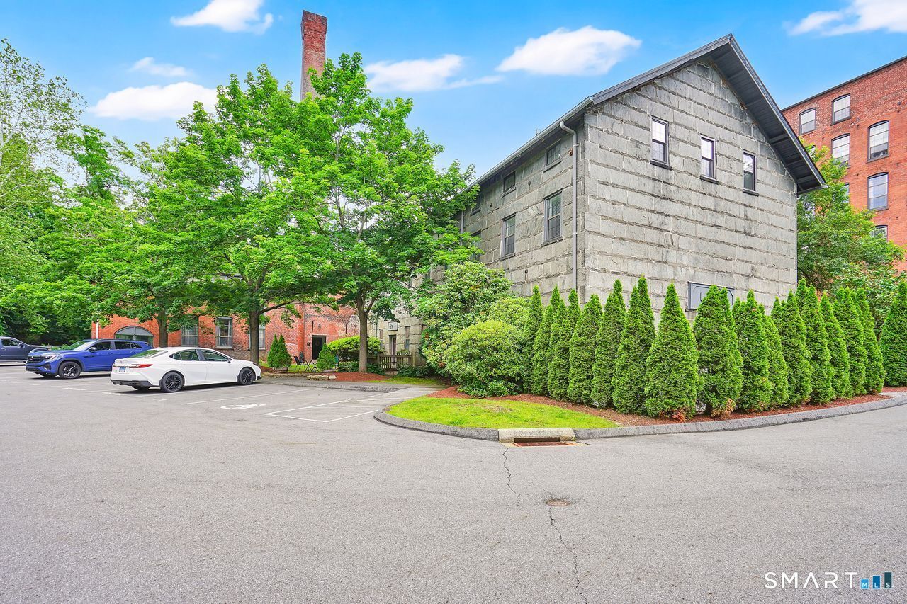 Property Photo:  16 Vernon Avenue 8  CT 06066 