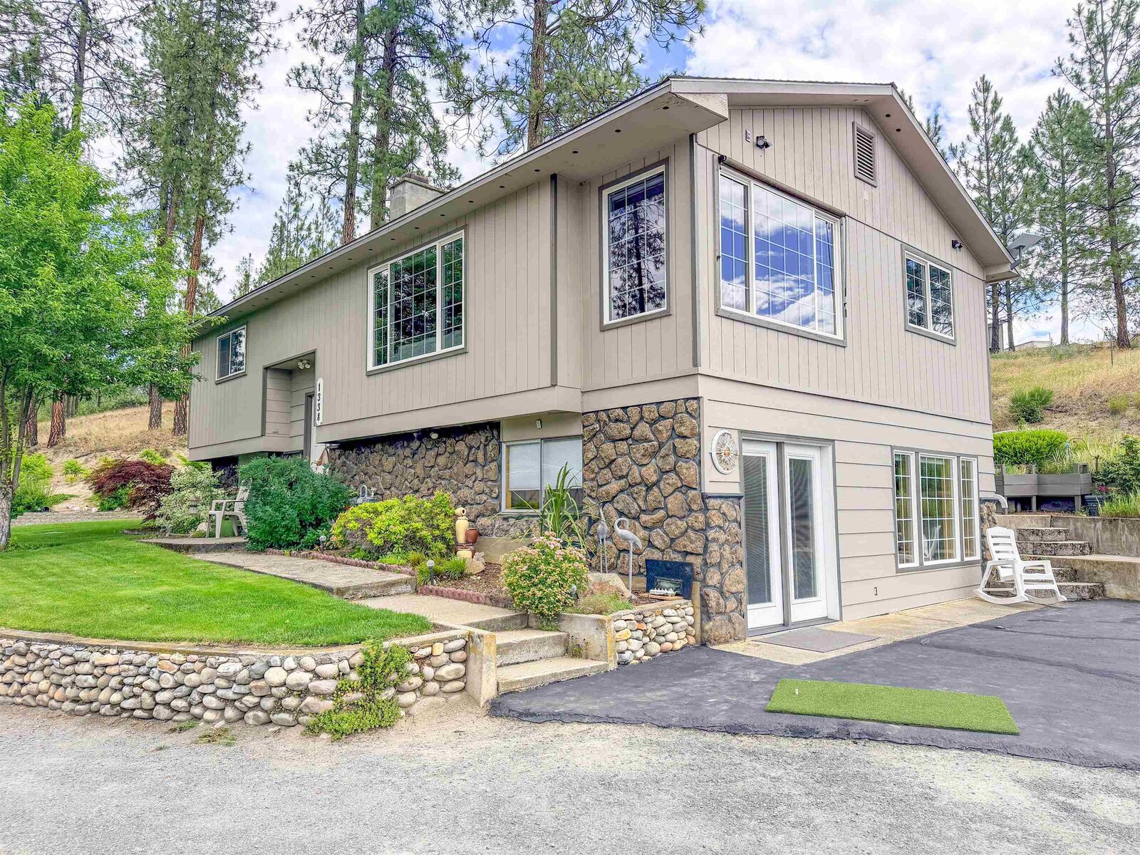 Property Photo: 1338 W Old Kettle Rd WA 99141