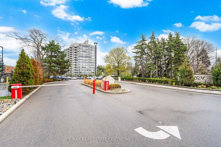 Property Photo: 8501 Bayview Avenue 1414 ON L4B 3J7