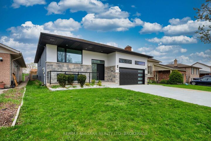 Property Photo: 33 West Farmington Drive ON L2S 3S3