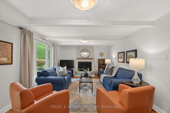Property Photo:  19 Woodhill Crescent  ON K1B 3B7 