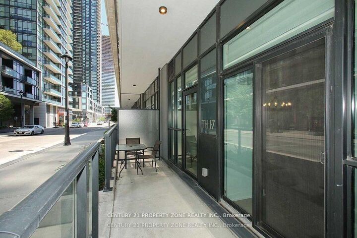 Property Photo: 4055 Parkside Village Drive Th-17 ON L5B 0K8