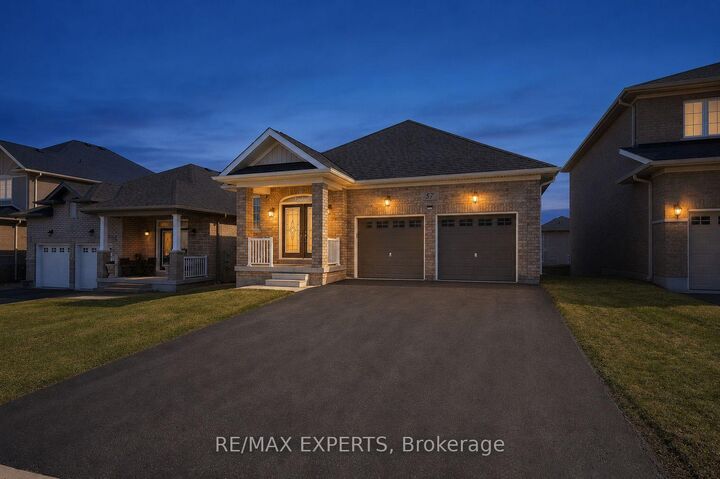 57 Hopkins Crescent N — photo 1