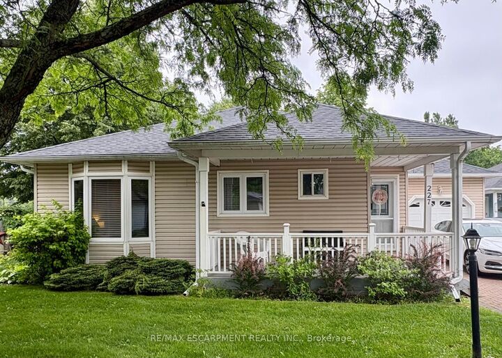 Property Photo: 227 Silverbirch Boulevard ON L0R 1W0