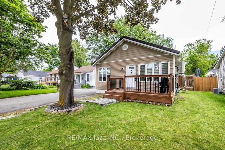 4 Maple Street — photo 1