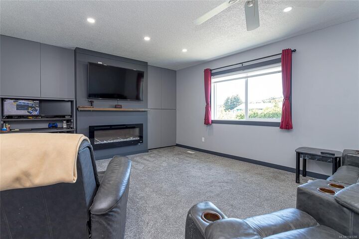 Property Photo:  560 Weber St  BC V9R 5R1 
