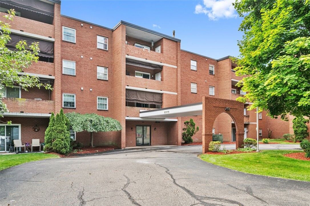 Property Photo:  2850 Edgecliff Rd Unit #7  PA 15068 
