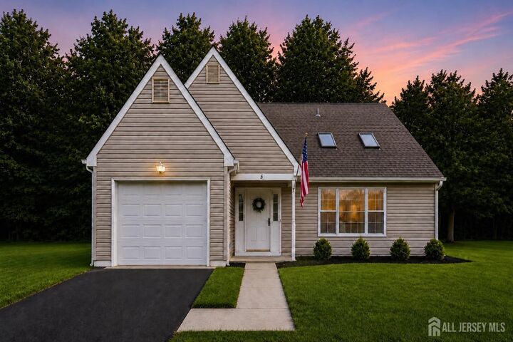 Property Photo:  5 Chamberlain Court  NJ 08857 
