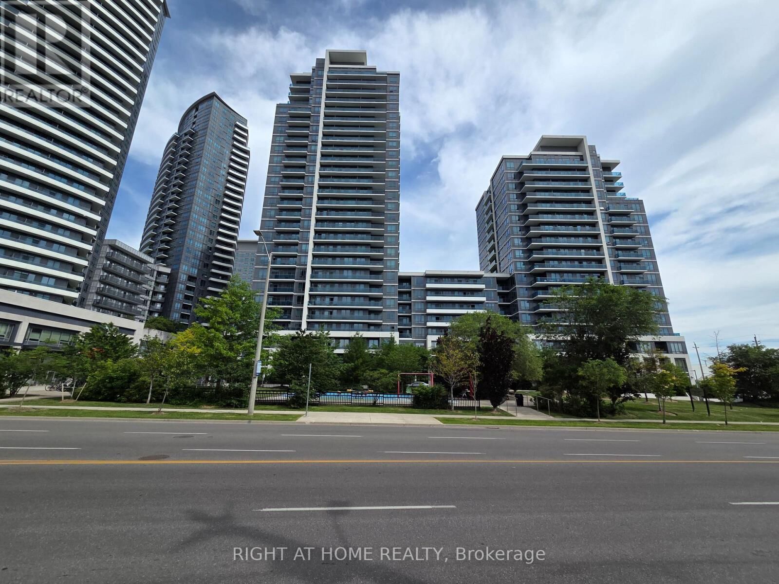 Property Photo:  7165 Yonge Street 1606  ON L3T 0C9 