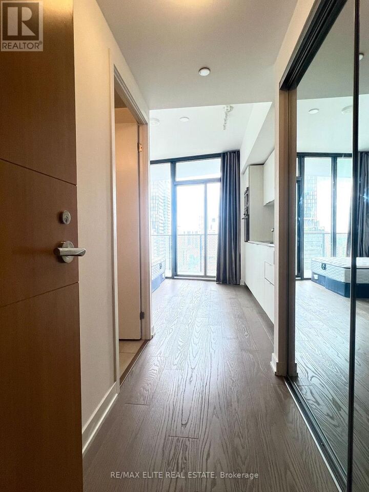 Property Photo:  11 Wellesley Street West 1812  ON M4Y 1E8 