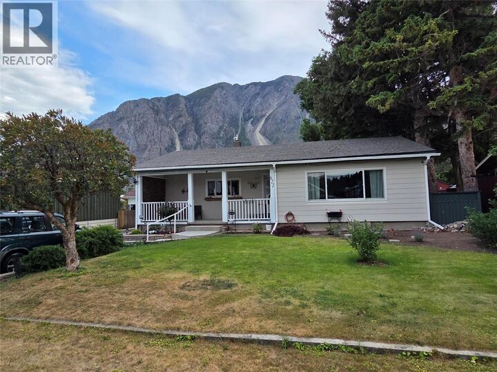 Property Photo: 621 10th Avenue BC V0X 1N3