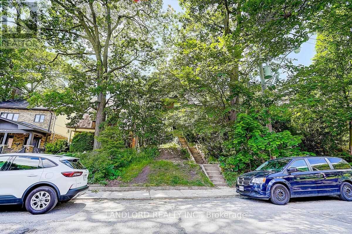 Property Photo:  92 Neville Park Boulevard Upper Unit  ON M4E 3P8 