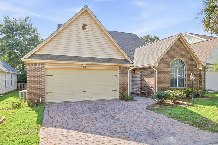 Property Photo:  827 Fairway Lakes Drive  FL 32578 