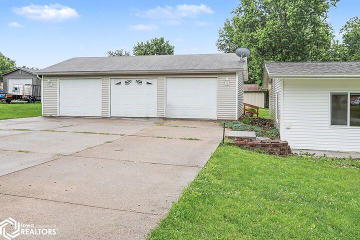 Property Photo:  904 6th Avenue E  IA 52531 
