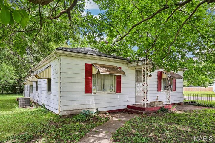 Property Photo:  417 E Saint John Street  IL 62056 