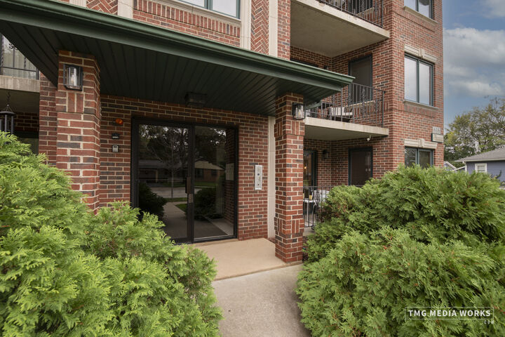 Property Photo:  616 E 5th Avenue 101  IL 60563 