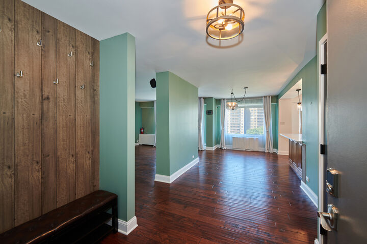 Property Photo: 7061 N Kedzie Avenue 913 IL 60645