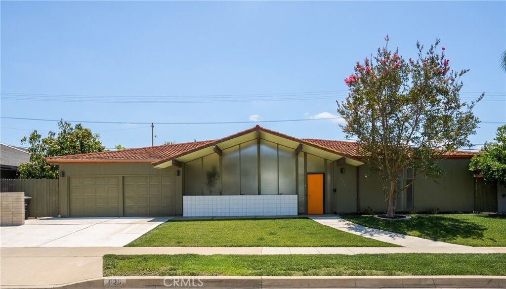 Property Photo:  626 E Palmdale  CA 92865 