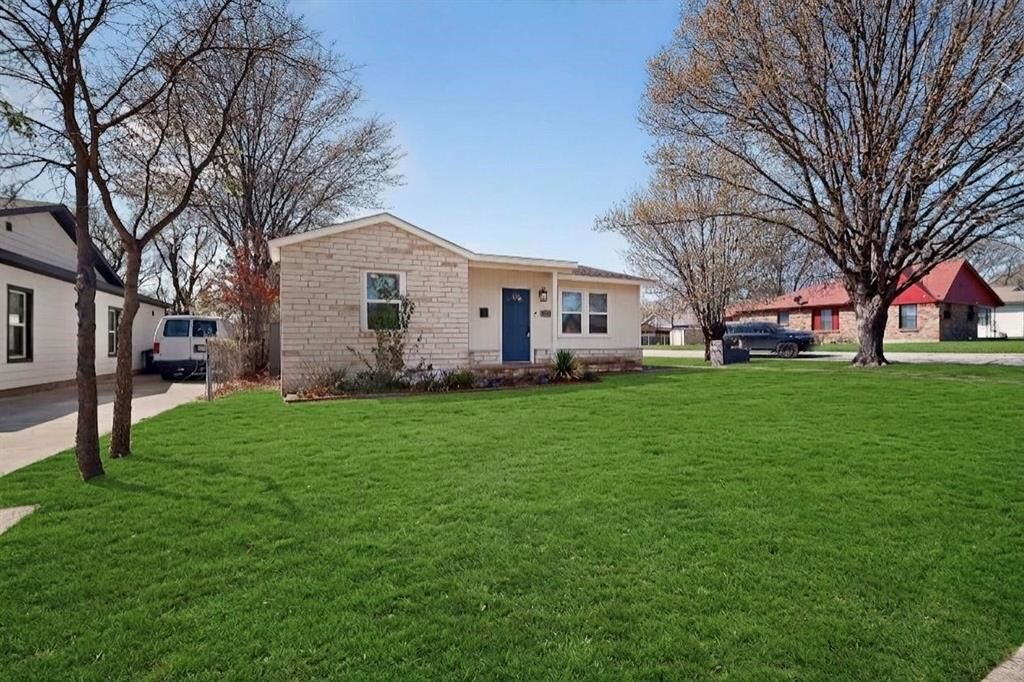 Property Photo:  1300 E Mulkey Street  TX 76104 