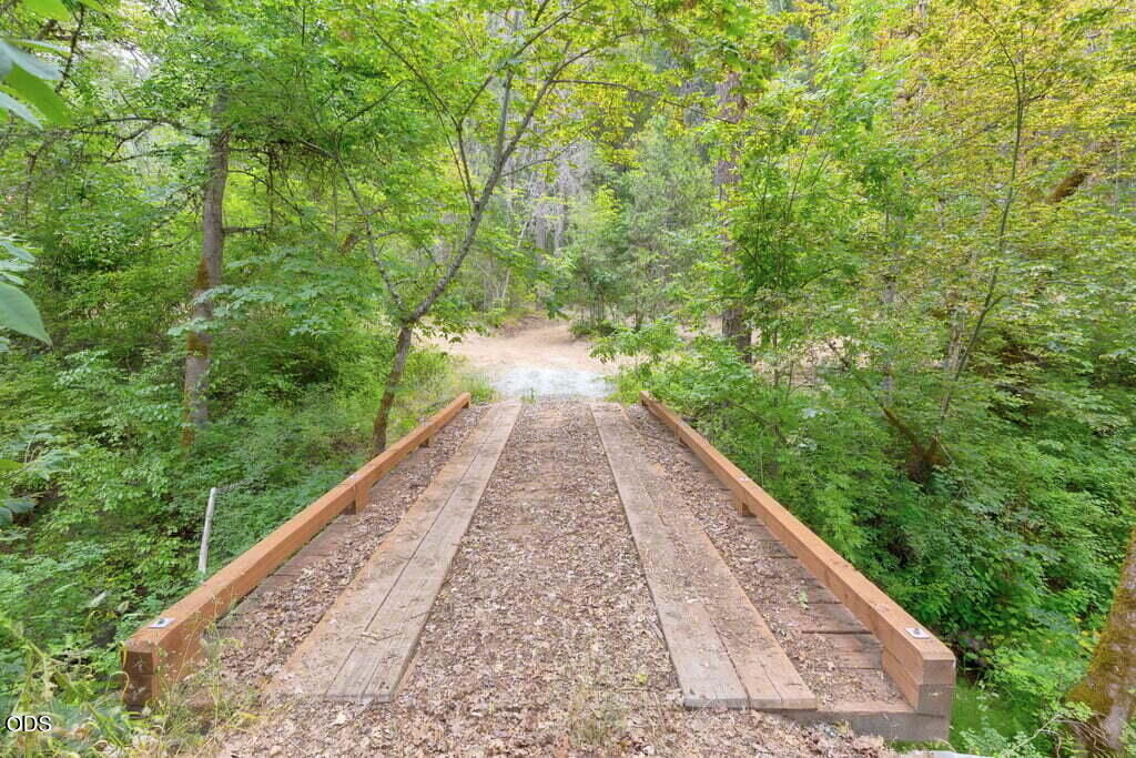 Property Photo: 1215 E Jones Creek Road OR 97526