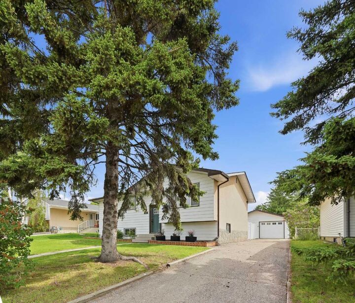 Property Photo:  652 12 Avenue  AB T0M 0N0 