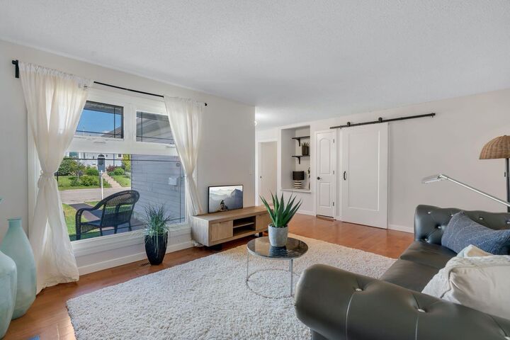 Property Photo: 24 Shawcliffe Road SW AB T2Y 1G2