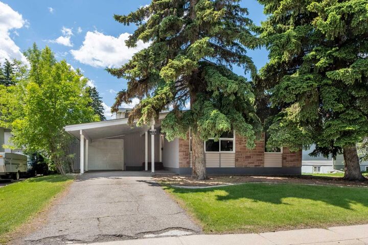 Property Photo:  77 Winslow Crescent SW  AB T3C 2R3 