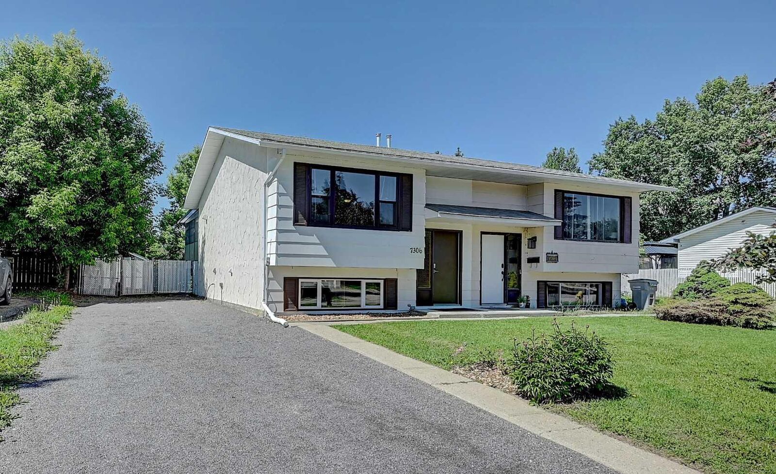 Property Photo:  7306 99 Street  AB T8V 4X2 