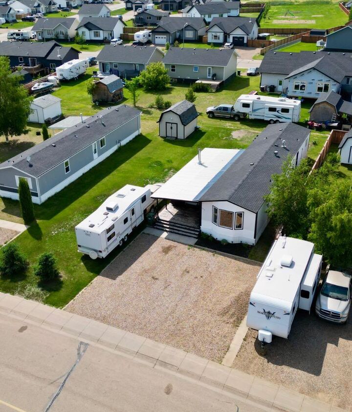 Property Photo: 10414 Homestead Way AB T0H 2H0