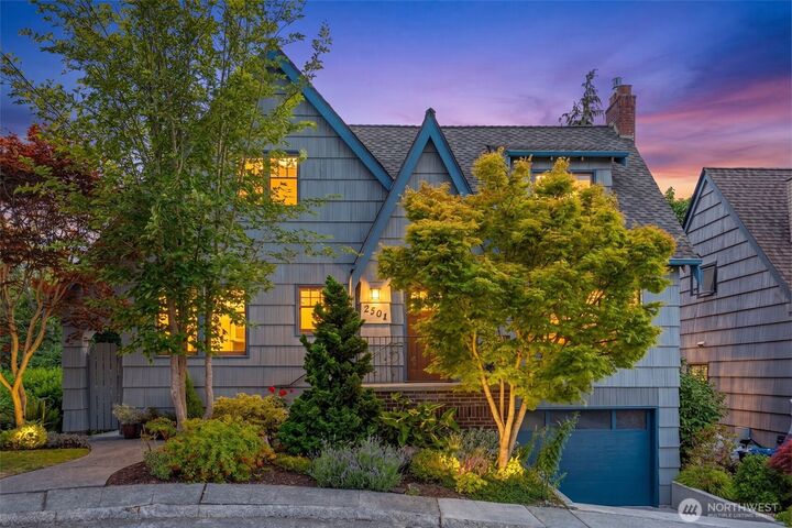 Property Photo:  2501  Nob Hill Place N  WA 98109 