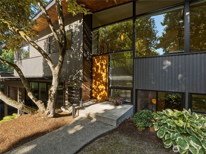 Property Photo: 17128 2nd Avenue SW WA 98166