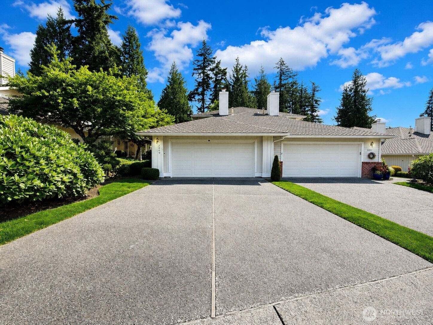 Property Photo:  2009  Mill Pointe Drive SE  WA 98012 
