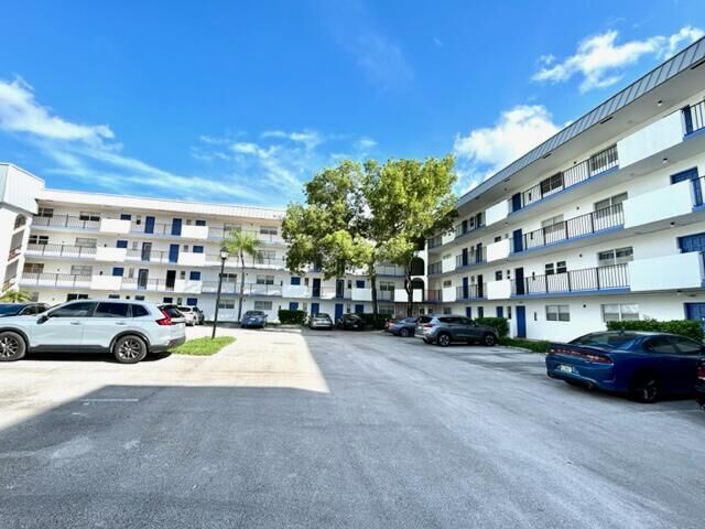 Property Photo: 6061 N Falls Cir Drive 402 FL 33319