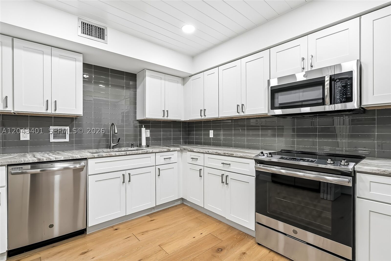 Property Photo: 2808 N 46th Ave E549 FL 33021