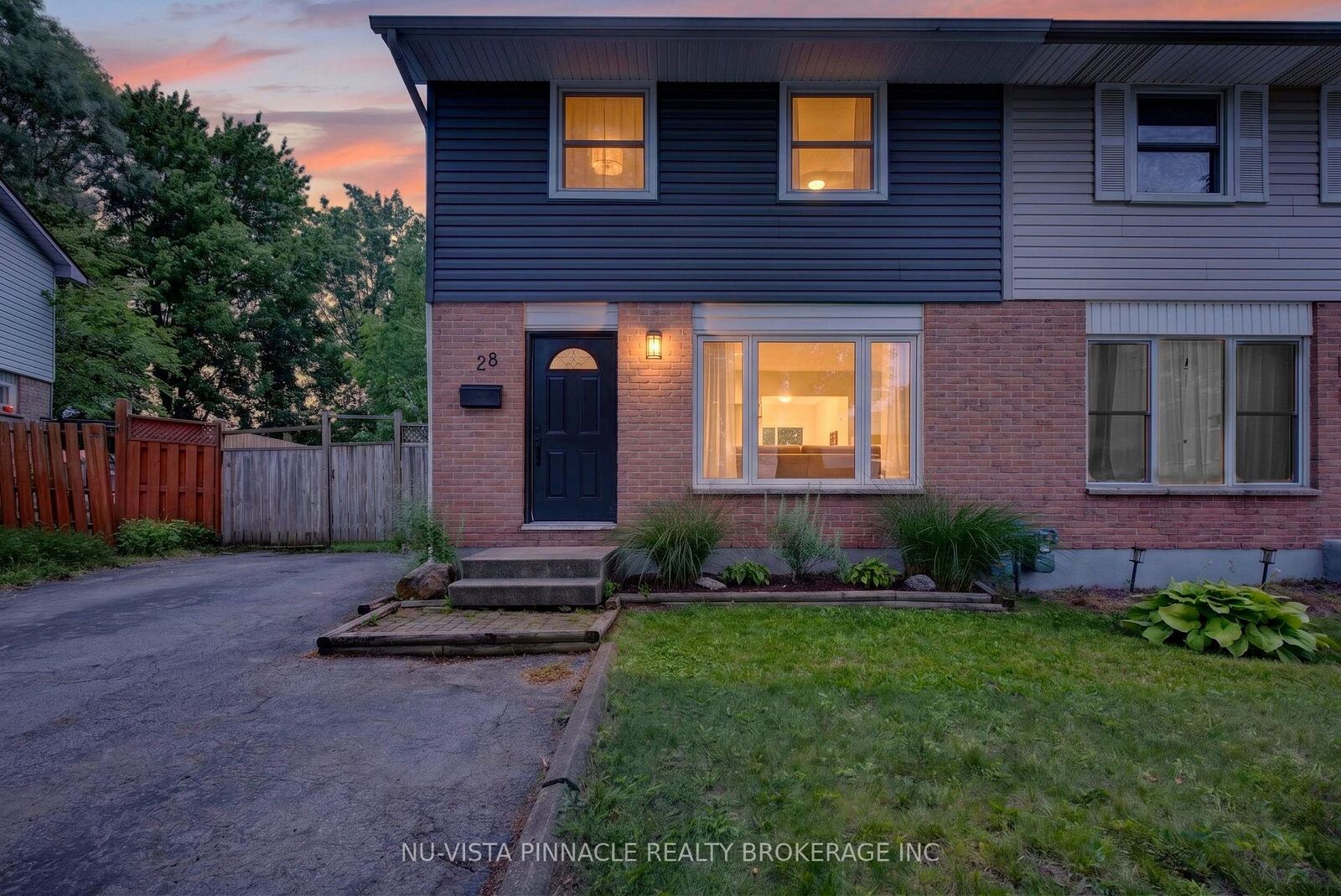 Property Photo:  28 Edgemere Crescent  ON N5Z 4M5 