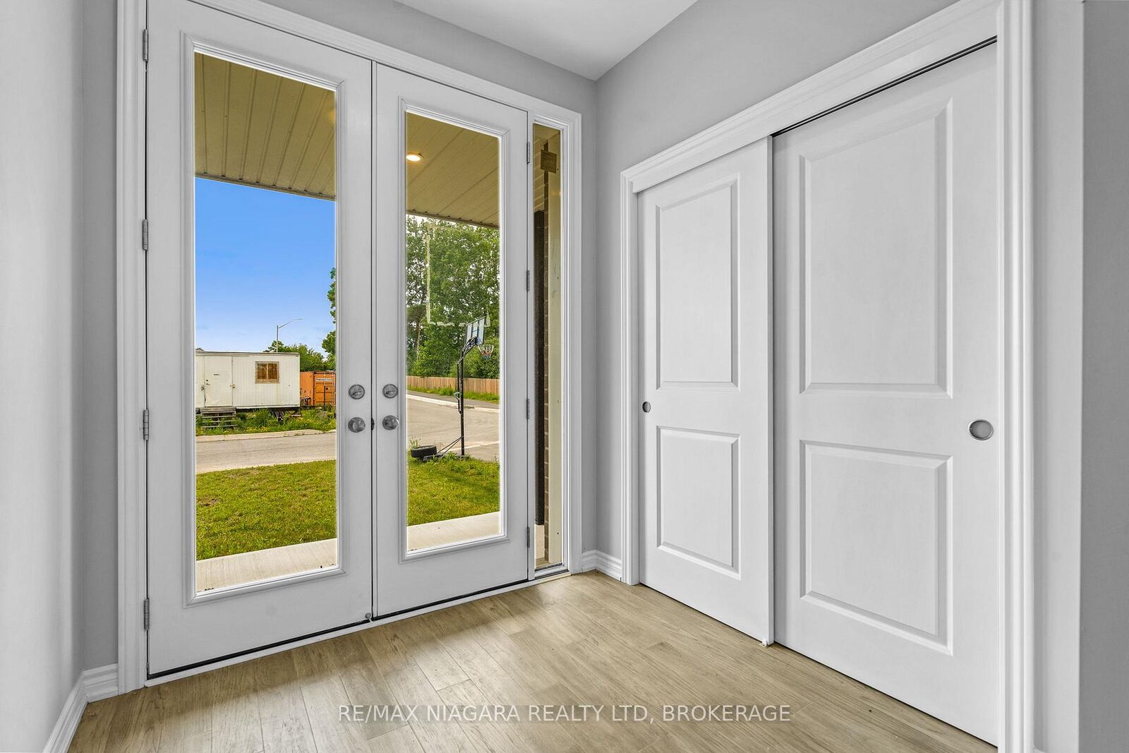 Property Photo:  210 Wellandvale Drive  ON L3C 7C7 