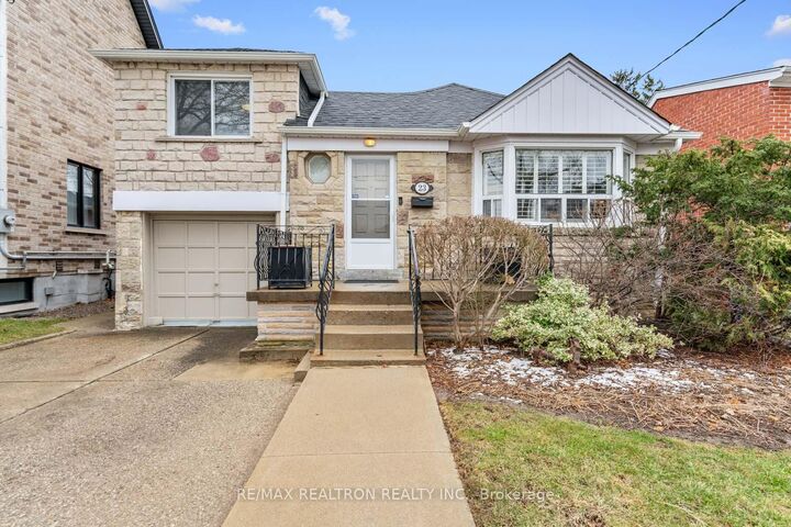 Photo de la propriété:  23 Allingham Gardens  ON M3H 1X7 
