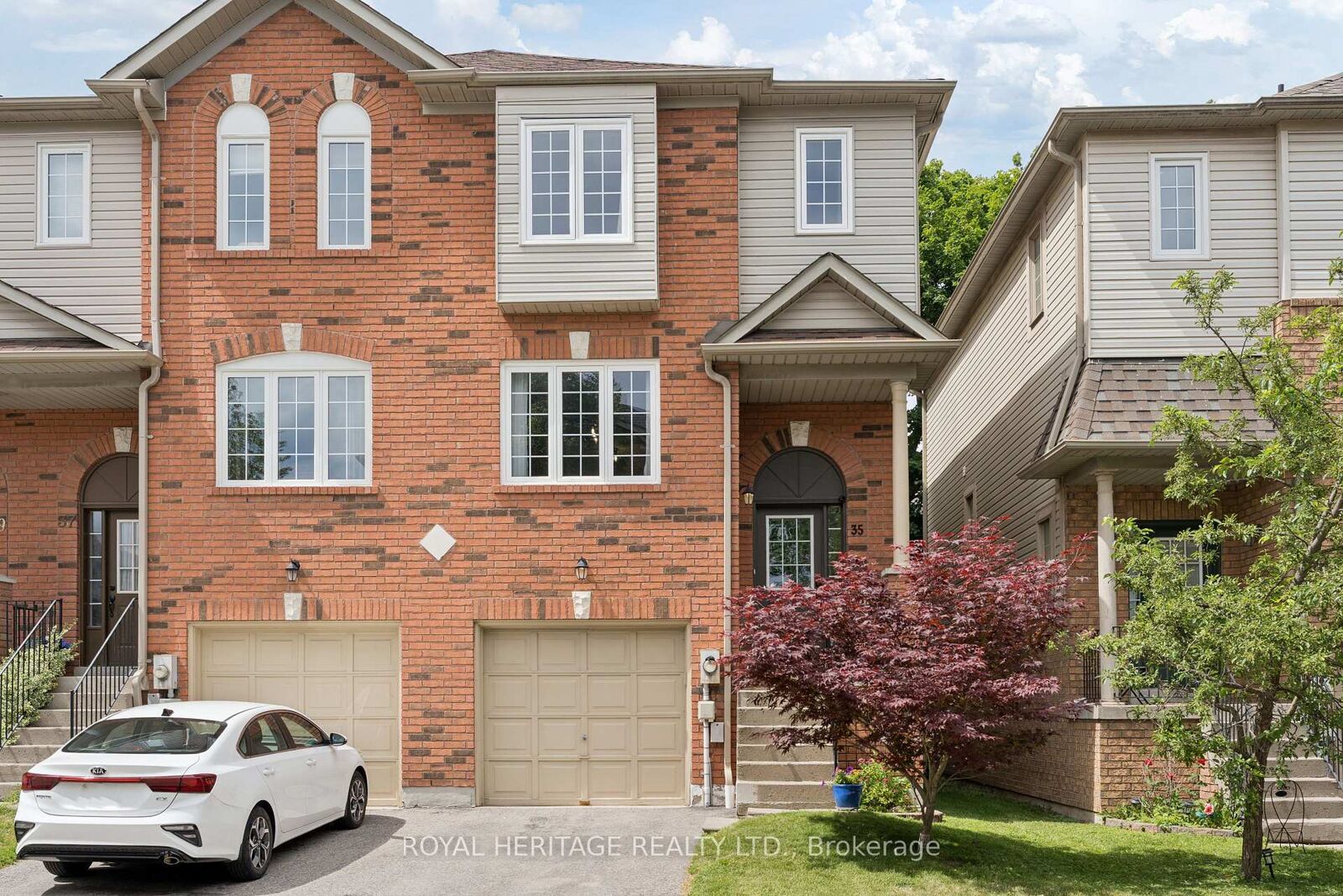 Property Photo:  35 Aspen Park Way 14  ON L1N 9M6 